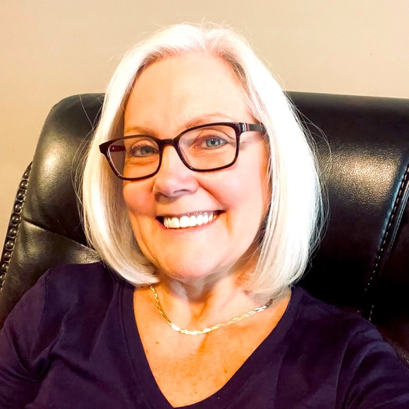 Meet your Posher, Lori - Picture 1 of 3